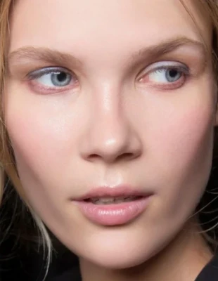 Είναι η μάσκαρα officially out για τη Gen Z;