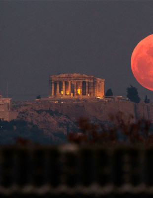 Ματωμένο Φεγγάρι: Αυτά τα 3 ζώδια θα κληθούν να πάρουν σημαντικές αποφάσεις για τη ζωή τους