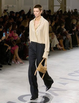 Less I, More Us: 5 στοιχεία που ξεχώρισαν στο ντεμπούτο της Maria Grazia Chiuri για τον Fendi