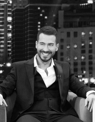 Face to Face με τον Γιάννη Αθανασόπουλο: «Η τίμια και ειλικρινής αγκαλιά είναι το ισχυρότερο φυσικό αντικαταθλιπτικό στη νοσηρότητα των καιρών μας»