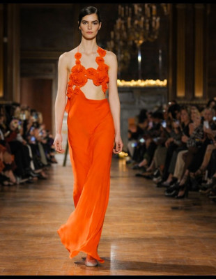 Η Victoria Beckham παρουσίασε μια συλλογή που κυμαίνεται ανάμεσα στη δύναμη και τη θηλυκότητα