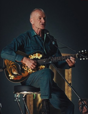 Ο Sting μας ταξιδεύει στο παρελθόν μέσα από την εκτέλεση του χαρακτηριστικού τραγουδιού του