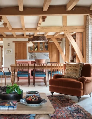 Η ιστορική αποθήκη στο Somerset της Αγγλίας που μετατράπηκε σε ένα σπίτι με ζεστασιά