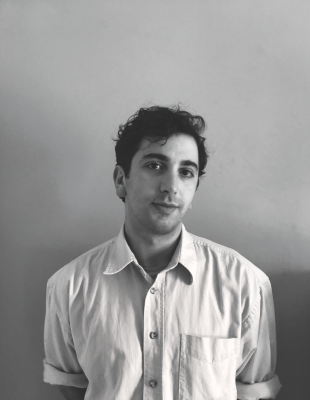 Ο Mario Banushi σε μια αποκλειστική συνέντευξη στο GLOW λίγο μετά τη βράβευσή του με τον 54ο Αργυρό Λέοντα στην Μπιενάλε Θεάτρου της Βενετίας