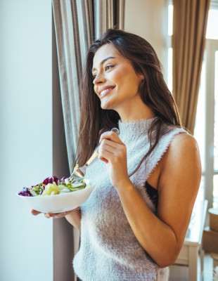 Τρώτε λιγότερο, αλλά δυσκολεύεστε να χάσετε λίπος; Κι όμως αυτό είναι το πιο μεγάλο σας λάθος