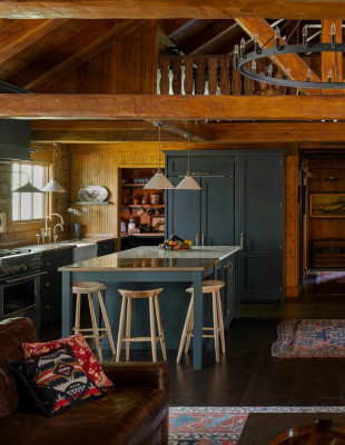 Δύο παραδοσιακές καμπίνες στη Minnesota συνδυάζουν το ξύλινο στοιχείο με την άγρια φύση σε μια αρμονική αισθητική