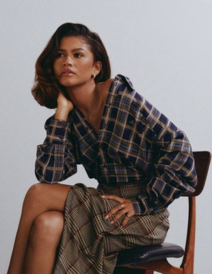 Το “Skin-Tone Hair” είναι το quiet luxury trend που κυριαρχεί αυτή τη σεζόν