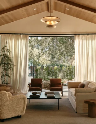 Η ορεινή κατοικία στην California που θυμίζει ένα σύγχρονο καταφύγιο μέσα στη φύση