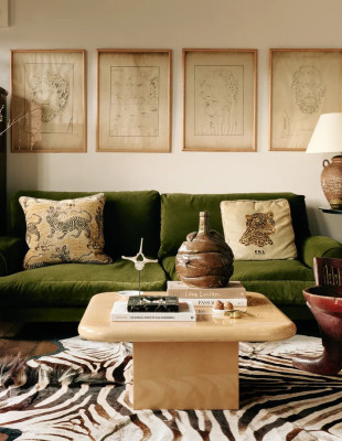 Ένα εκκεντρικό αλλά ζεστό διαμέρισμα στο Λονδίνο ισορροπεί ανάμεσα στη θεατρικότητα και την απόλυτη άνεση