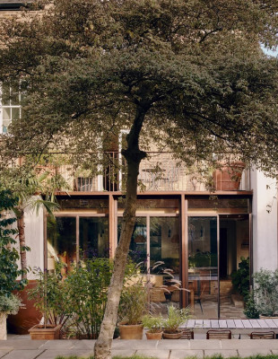 Μια  κατοικία στο Ανατολικό Λονδίνο μεταμορφώνεται με φυσικά υλικά και σύγχρονο design