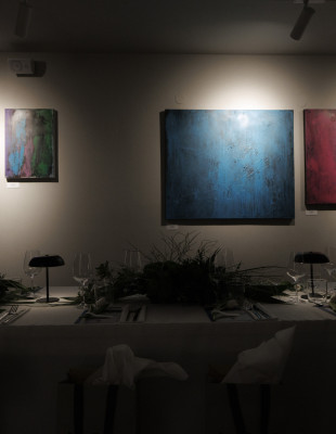 TABLE Nº Series: Το AOS παρουσιάζει τα curated dinner events, ενώνοντας τη μόδα και την τέχνη γύρω από ένα τραπέζι