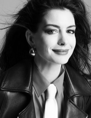 H Anne Hathaway ζωγραφίζει και μιλά για το “The Devil Wears Prada 2” και την καριέρα της