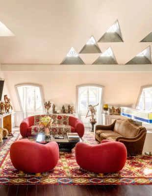 Ο Christian Louboutin ανοίγει τις πόρτες του παριζιάνικου διαμερίσματός του και μας ξεναγεί