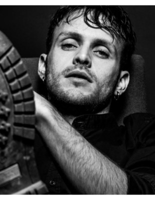 Ο Γιώργος Μπένος αποκλειστικά στο GLOW.GR: Η μεγάλη πρόκληση που αντιμετώπισε στην «Τελευταία Κλήση» και το “Maestro” που είδε κατάματα τα μελανά κομμάτια αυτής της κοινωνίας