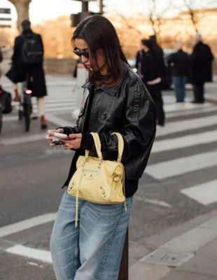 Οι πιο κομψές τάσεις του street style που ξεχώρισαν στην Paris Fashion Week