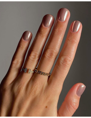 Σας αρέσουν τα κοντά νύχια; Οι πιο hot αποχρώσεις γι’ αυτήν την εποχή που τα κολακεύουν