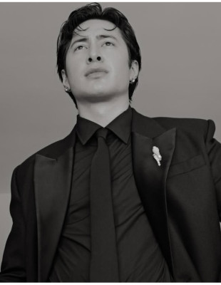 Ετοιμαζόμαστε μαζί με τον πρωταγωνιστή της σειράς Heated Rivalry για τα 98α Oscars