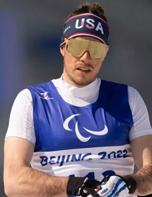 Jake Adicoff: Ποιος είναι ο ανοικτά ομοφυλόφιλος σκιέρ που έγραψε ιστορία στους Χειμερινούς Παραολυμπιακούς Αγώνες κατακτώντας τέσσερα χρυσά;