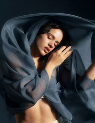 Η Rosalía και ο Δημήτρης Παπαϊωάννου ενώνουν pop και performance art σε ένα εντυπωσιακό σκηνικό αποτέλεσμα που συζητιέται διεθνώς