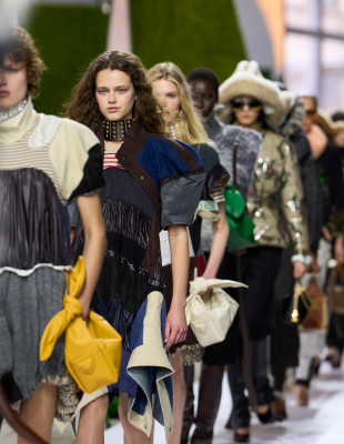 Louis Vuitton και Miu Miu «έριξαν» αυλαία στην Εβδομάδα Μόδας του Παρισιού