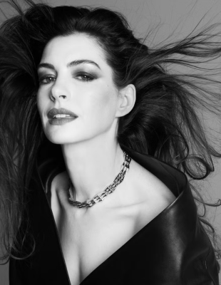 Η Anne Hathaway, λίγο πριν το The Devil Wears Prada 2, μιλά στο Harper’s Bazaar εφ’ όλης της ύλης