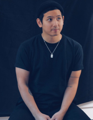 Face to Face με τον John Σκοτίδα: «Το skate μού θυμίζει ποιος είμαι, ενώ η κουζίνα με γειώνει και με εξελίσσει. Μαζί με κάνουν αυτό που είμαι σήμερα»