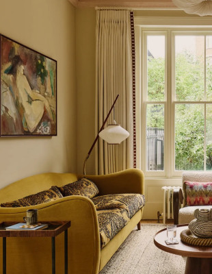 Στο Hackney του Λονδίνου ένα βικτοριανό σπίτι μετατρέπεται με χρώμα και στιλ σε μια οικογενειακή κατοικία