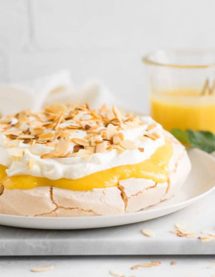 Η τέλεια πάβλοβα λεμόνι που θα συνοδέψει κάθε πασχαλινό τραπέζι