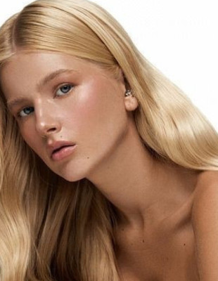 Η νοσταλγική και άκρως εντυπωσιακή απόχρωση στα χείλη που όλες θα θέλετε να προσθέσετε στο νεσεσέρ σας