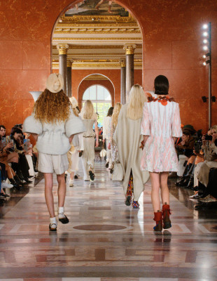 8 τάσεις στα flat shoes που θα ξεπεράσουν ακόμα και τα πιο elegant ψηλοτάκουνα