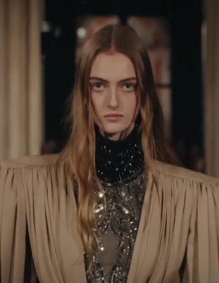 Ο Alessandro Michele επανεξέτασε τη μεγαλοπρέπεια του οίκου Valentino μέσα από τη συλλογή του με τίτλο Interferenze