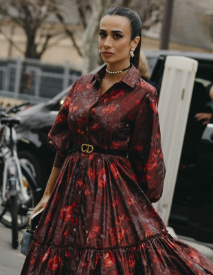 Τα midi φόρεματα που θα γίνουν το μόνο κομμάτι που χρειάζεται η συλλογή σας