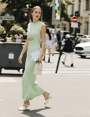 Τα mules που θα γίνουν η μοναδική σας επιλογή στα spring looks σας