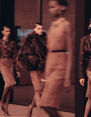 Οι λαμπερές παρουσίες που βρέθηκαν στο front row της επίδειξης του οίκου Saint Laurent