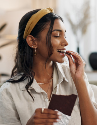 Έμμηνος ρύση και λιγούρα: Γιατί αυξάνεται η όρεξή μας και πώς μπορούμε να τη διαχειριστούμε σωστά