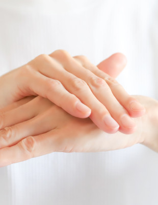 Anti-aging tips: Πώς θα κάνετε τα χέρια σας να μοιάζουν νεότερα