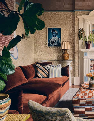 Δύο διαμερίσματα στο Kensington της Αγγλίας ενώθηκαν δημιουργώντας ένα χρωματιστό pied-à-terre