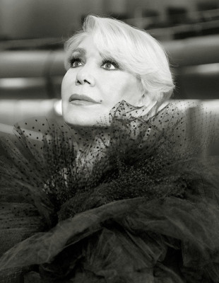 Ο κόσμος αποχαιρετά για μια τελευταία φορά τη Μαρινέλλα