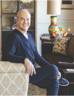 Ο Μάρκος Μαχαιρόπουλος μας υποδέχεται στο υπέροχο, γεμάτο φως σπίτι του στην Αθήνα