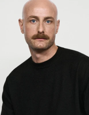 Ποιος είναι ο Drew Henry που αναλαμβάνει τη θέση του creative director στον οίκο Courrèges;