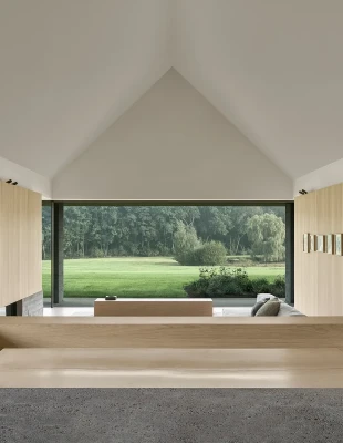 Μια αγροικία στο Βέλγιο ξαναβρίσκει τη σύνδεσή της με το τοπίο μέσα από μια super μινιμαλιστική σχεδιαστική προσέγγιση