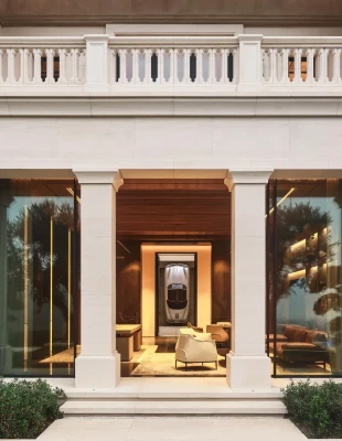 Μια πολυτελής κατοικία στην Καλιφόρνια, στο σαλόνι της οποίας κρέμεται μια vintage Porsche