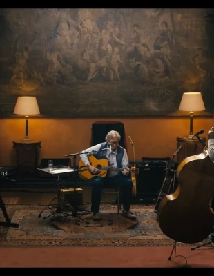 Ο Eric Clapton σε μια ζεστή ερμηνεία του “Layla”