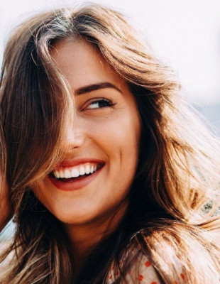 Η απόχρωση κραγιόν που κάνει το χαμόγελό σας να φαίνεται πιο λευκό και λαμπερό