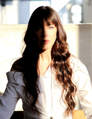 SKG Stories: Η Nayra ετοιμάζεται για την πολυαναμενόμενη επιστροφή της στη σκηνή και μας μιλά για τα «παράδοξα» της μουσικής της