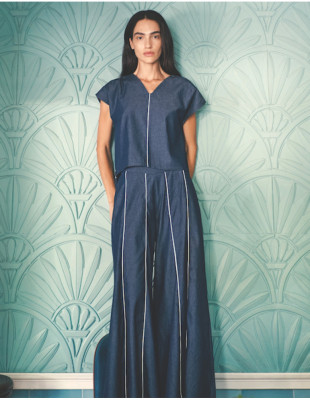 Το brand που προσεγγίζει τη μόδα με βιώσιμο τρόπο, δημιουργώντας κομμάτια που αποπνέουν αυτοπεποίθηση σε κάθε τους κίνηση