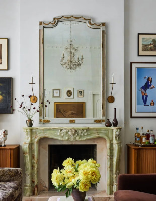 Το διαμέρισμα της Barrett Wilbert Weed στο Brooklyn Heights αγκαλιάζει το θεατρικό interior με vintage χαρακτήρα