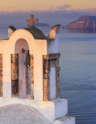 Τα ελληνικά νησιά που μετατρέπουν το Πάσχα σε εμπειρία ζωής με τα μοναδικά τους έθιμα