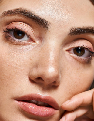 Έχετε καστανά μάτια; Πώς μπορείτε να ανακαλύψετε τη κατάλληλη απόχρωση στη μάσκαρά σας με τέσσερις μόλις ερωτήσεις