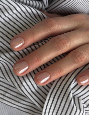 Pearl Nails: Το πιο αιθέριο μανικιούρ που μπορείτε να υιοθετήσετε αυτή την εποχή